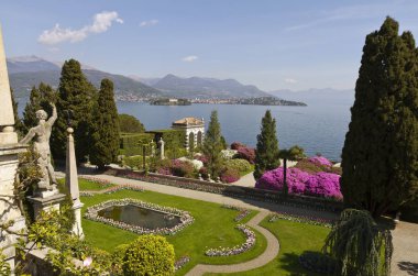 Isola Bella'nın çiçek açan bahçeleri