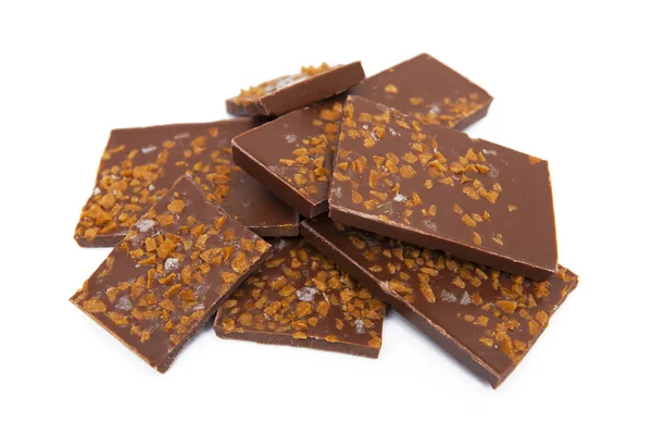 Schokolade Mit Karamell Und Salzstücken Isoliert Auf Weißem Hintergrund — Stockfoto