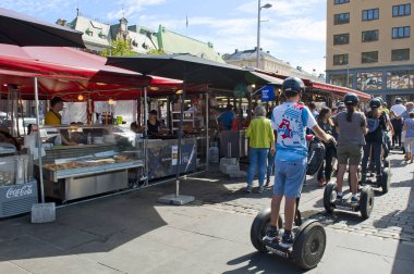 Bergen, Norveç - 15 Temmuz 2018: turist segways Bergen balık pazarında at binme