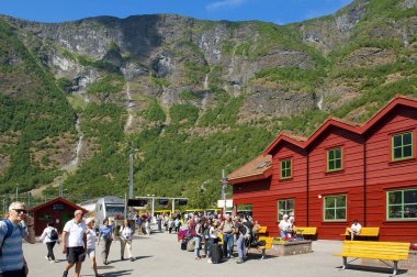 Flam, Norveç - 16 Temmuz 2018: Nefes kesen Norveç fiyord ve dağ manzaraları Norveç üzerinde kısaca tur. Flam Merkezi.