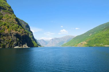 Nefes kesen Norveç Aurlandsfjord ve Naeroyfjord - fiyort Unesco koruma - Flam Gudvangen için Norveç üzerinde kısaca Tur cruise. Aurlandsfjord peyzaj.