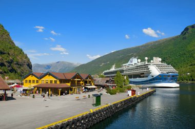 Flam - Gudvangen Cruise, Norveç - 16 Temmuz 2018: Nefes kesen Norveç Aurlandsfjord ve Naeroyfjord - Unesco korumalı fiyord Norveç üzerinde kısaca tur. Flam ve Marella keşif gemisi.