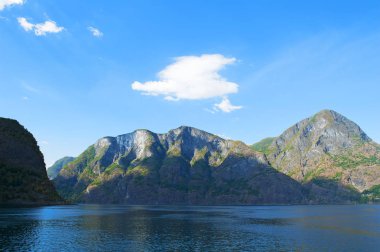 Nefes kesen Norveç Aurlandsfjord ve Naeroyfjord - fiyort Unesco koruma - Flam Gudvangen için Norveç üzerinde kısaca Tur cruise. Aurlandsfjord peyzaj.