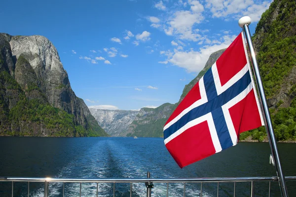令人叹为观止的挪威奥兰斯峡湾和纳罗伊峡湾 联合国教科文组织保护峡湾 弗拉姆 古德万根 在挪威在一个努茨壳之旅 欧洲最窄的峡湾之一 纳罗伊峡湾和一面旗帜 — 图库照片