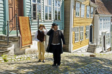 Bergen, Norveç - 20 Temmuz 2018: Gamle (eski) Bergen Müzesi - 18 ve 19 yüzyıllarda Açık Hava Müzesi bir küçük şehir hayatıyla oynayan kostümlü aktörler. 