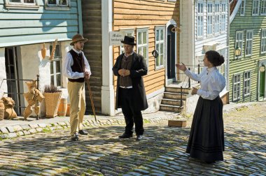 Bergen, Norveç - 20 Temmuz 2018: Gamle (eski) Bergen Müzesi - 18 ve 19 yüzyıllarda Açık Hava Müzesi bir küçük şehir hayatıyla oynayan kostümlü aktörler. 