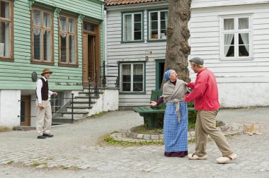 Bergen, Norveç - 21 Temmuz 2018: Gamle Bergen Müzesi - Eski Bergen müze - Açık Hava Müzesi ile bir küçük kasaba hayat 18 ve 19 yüzyıllarda oynarken kostümlü aktörler.