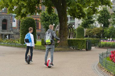 Bergen, Norveç - 21 Temmuz 2018: iki genç erkek bir tekerlek Onewheel Bergen sürme