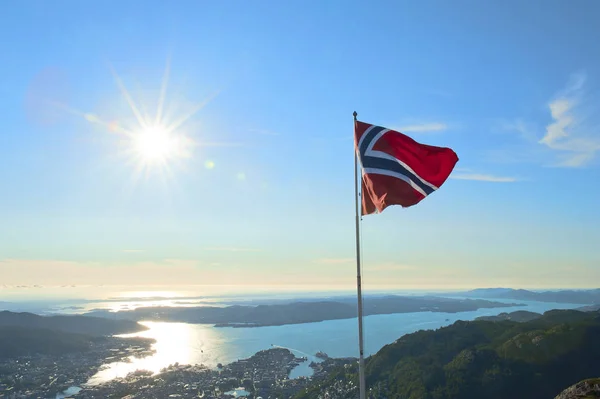 从挪威卑尔根的乌尔里肯山上看到的美丽景色与挪威国旗 — 图库照片