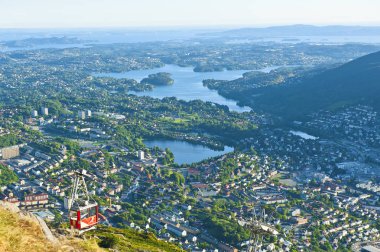Güzel manzara ile Ulriken Cable Car Mount Ulriken Bergen, Norveç'te görüldü