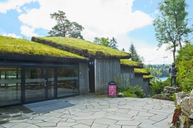 Bergen, Norveç - 19 Temmuz 2018: Troldhaugen - Norveçli besteci Edvard Grieg ev ve eşi Bergen Nina Grieg, Troldsalen konser salonu