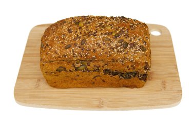 Beyaz arka plan üzerinde izole ahşap kesme tahtası üzerinde taze ekmek