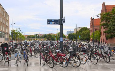 Malmö, İsveç - 29 Haziran 2014: Malmö şehir merkezinde bisikletler
