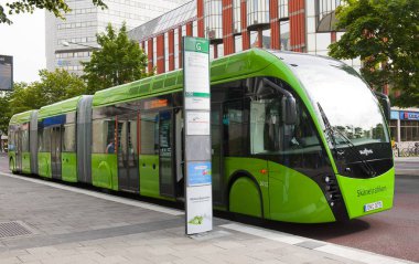 Malmö, İsveç - 28 Haziran 2014: Malmö'de toplu taşıma. Van Hool Belçika hibrid tramvay-otobüs.