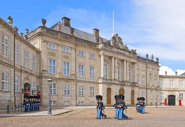 Kopenhaga Dania Lipca 2014 Royal Guard Zamku Amalienborg Kopenhadze — Zdjęcie stockowe