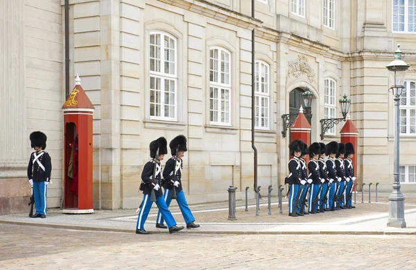 Kopenhagen Denemarken Juli 2014 Koninklijke Garde Kasteel Amalienborg Kopenhagen — Stockfoto