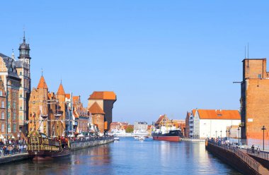 Gdansk, Polonya - 4 Ekim 2014: Gdansk Motlawa nehri üzerinde ortaçağ liman vinç Zuraw ile eski şehir