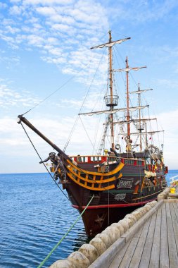 Sopot, Polonya - 19 Ekim 2014: Sopot'ta korsan turist gemisi