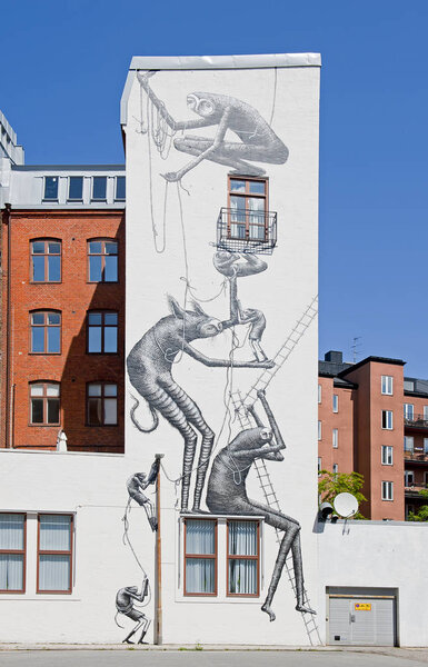 MALMO, SWEDEN - 30 июня 2014 года: Фреска в центре Мальмо. Создано Phlegm для фестиваля Scape
.