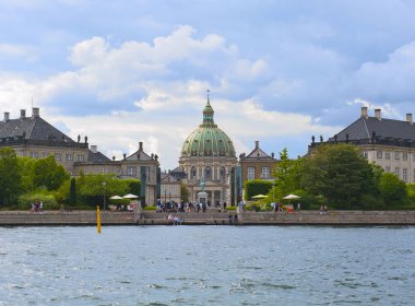 Kopenhag, Danimarka - 2 Temmuz 2014: Kopenhag'da Frederiks Kilisesi ile Kopenhag manzarası