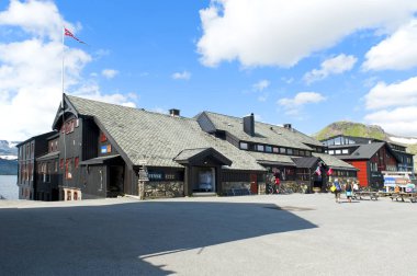 Finse, Norveç - 28 Temmuz 2019: Finse'deki Hotel Finse 1222'nin önünde turistler