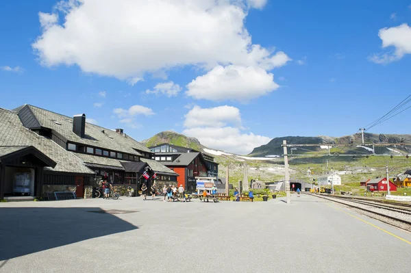 Finse, Norveç - 28 Temmuz 2019: Turistler, Hotel Finse 1222 ve Finse tren istasyonu