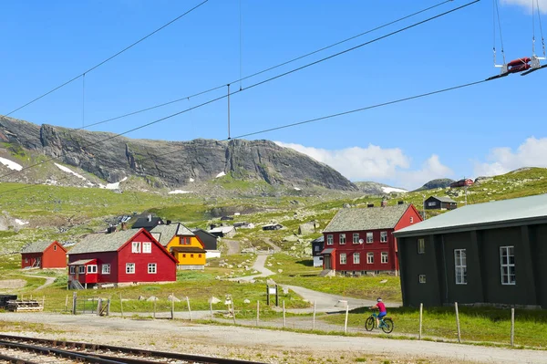 Tourist Biking Colorful Houses Finse Norway July 2019 — Stock Photo, Image