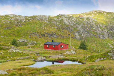 Sevimli küçük ev ile güzel Norveç manzara, Mount Ulriken yolu, Bergen, Norveç, Ağustos'ta 4 2019