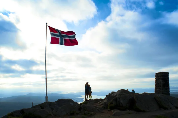 ベルゲン ノルウェー 2019年8月4日 ベルゲンのウリケン山の頂上にノルウェーの旗と観光客 — ストック写真
