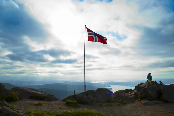 Noorse Vlag Toeristen Top Van Berg Ulriken Bergen Noorwegen Augustus — Stockfoto