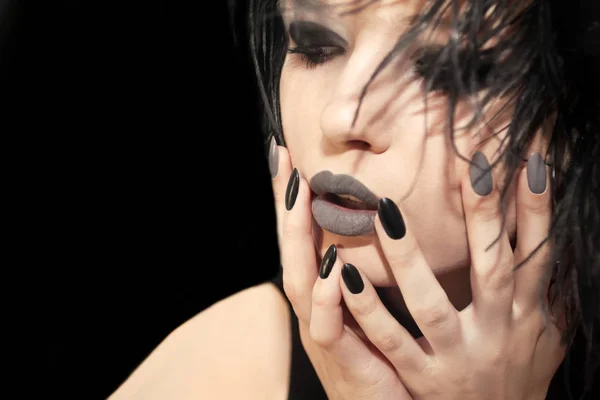 華やかなマット ブラック グレー化粧品 および黒い背景にモデルの羽を大きく楕円形の爪マニキュア — ストック写真