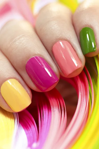Multi Gekleurde Manicure Met Nagellak Roze Groen Geel Perzik Close — Stockfoto