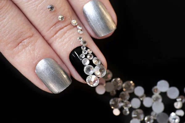 Manicura Plata Negra Uñas Cortas Con Diseño Una Dispersión Diamantes — Foto de Stock
