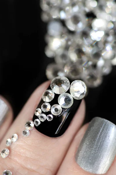 Manicura Prata Preta Pregos Curtos Com Design Espalhamento Strass Diferentes — Fotografia de Stock