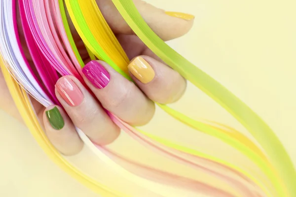 Kleurrijke Multi Gekleurde Manicure Korte Nagels Gele Achtergrond Nagel Art — Stockfoto