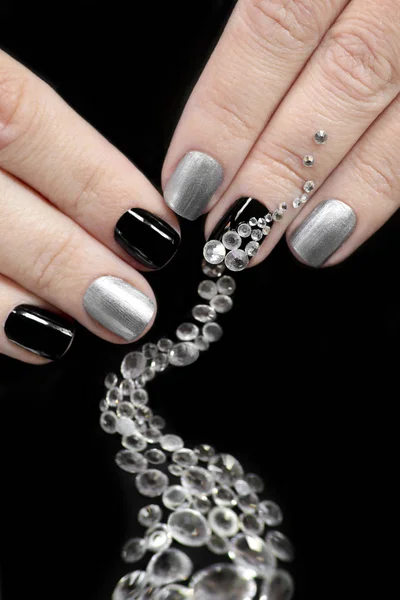 Manicura Prata Preta Pregos Curtos Com Design Espalhamento Strass Diferentes — Fotografia de Stock