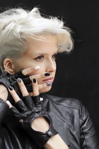 Modisches Nageldesign Mit Schwarz Weißem Lack Auf Dem Blonden Mädchen — Stockfoto