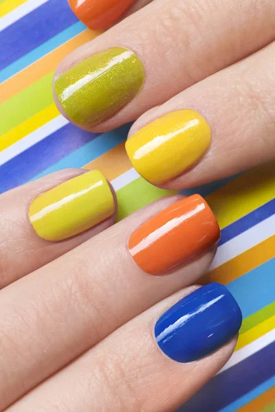 Bunte Helle Maniküre Mit Orange Blau Gelb Nagellack Auf Gestreiftem — Stockfoto