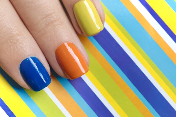 Kleurrijke Heldere Manicure Met Oranje Gele Blauwe Nagellak Gestreepte Achtergrond — Stockfoto