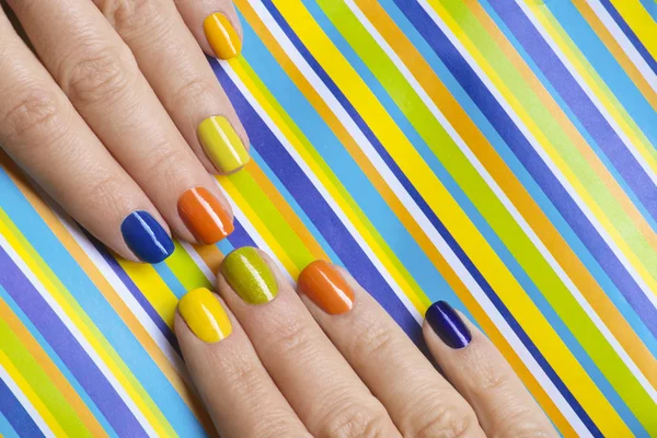 Manicure Brilhante Colorido Com Laranja Azul Prego Amarelo Polonês Fundo — Fotografia de Stock