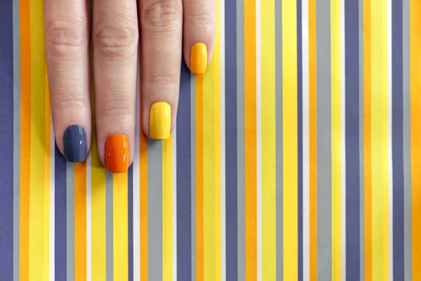 Colorata Manicure Luminosa Con Arancione Grigio Giallo Smalto Unghie Sfondo — Foto Stock
