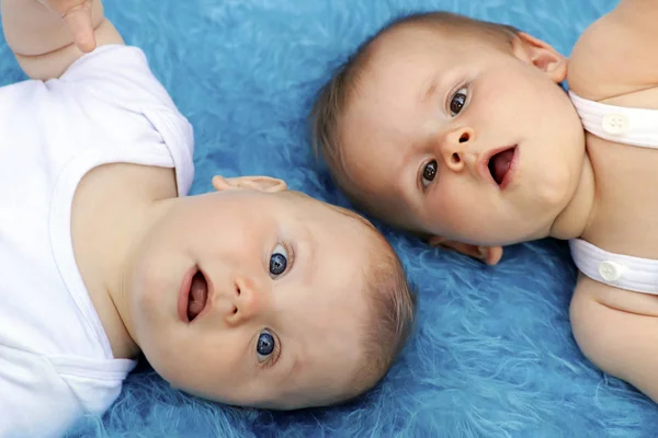 Curioso Divertido Con Diferentes Emociones Bebés Sobre Fondo Azul —  Fotos de Stock