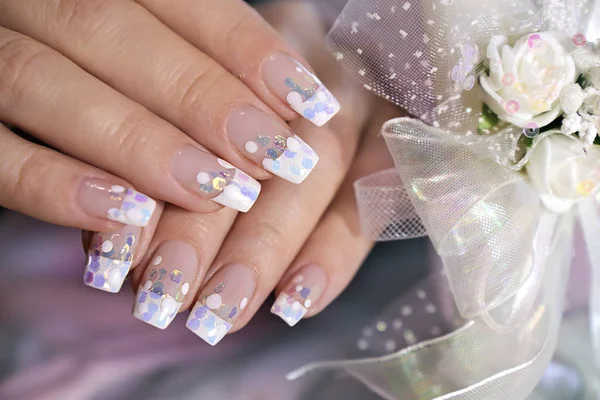 Manicure Nuziale Francese Con Brillantini Traslucidi Puntini Bianchi Primo Piano — Foto Stock