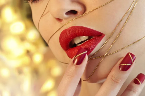 Fashionable Red Makeup Manicure Gold Threads Glamor Beauty Nail Art — Stock Photo, Image