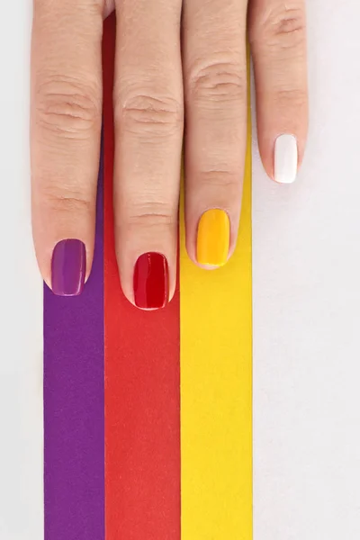 Manicura Saturada Brillante Multicolor Las Uñas Cortas Cerca Fondo Rayado — Foto de Stock