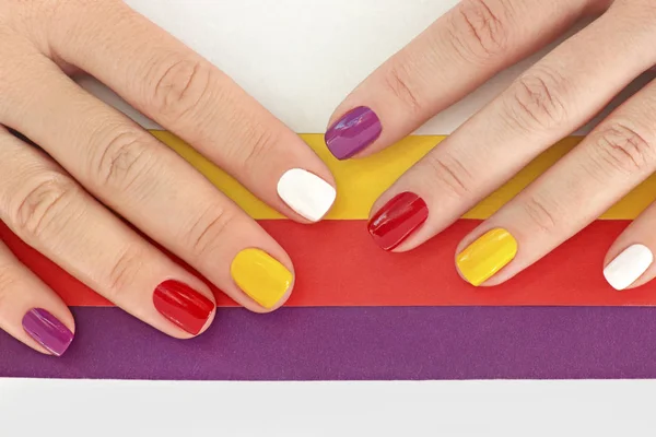 Manicure Saturo Brillante Multicolore Unghie Corte Primo Piano Sfondo Strisce — Foto Stock