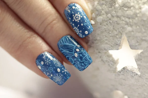 Winter Manicure Met Nail Stickers Gemaakt Close Aan Vrouwelijke Kant — Stockfoto