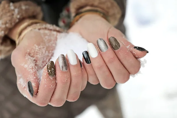 Zimą Wielobarwny Manicure Śniegiem Rękach Bliska Dziewczyna Zdobienia Paznokci — Zdjęcie stockowe