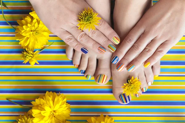 Moda Listrada Colorida Verão Pedicures Manicures Para Unhas Curtas Das — Fotografia de Stock