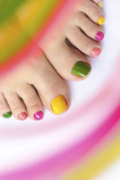 短い女性の足の爪にペディキュアを明るいジューシーな夏 ネイルアート — ストック写真